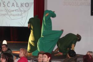 Deklica s piščalko 4